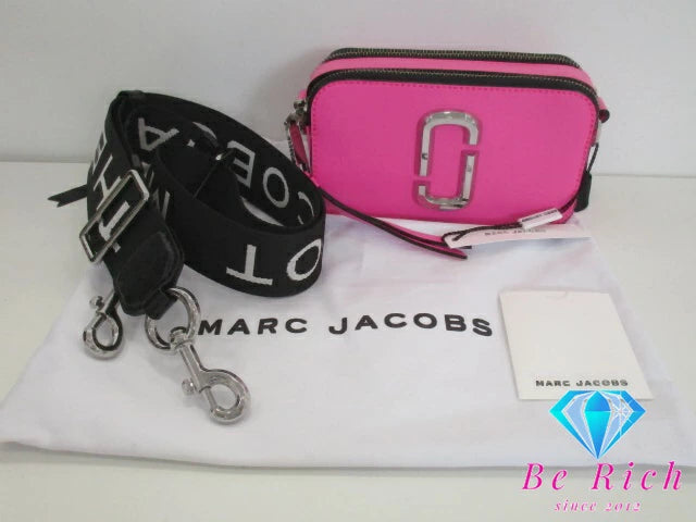 美品 マーク ジェイコブス MARC JACOBS ザ スナップショット ショルダーバッグ M0014503 ブライト ピンク レザー ダブル J ロゴ スモール カメラバッグ ポシェット クロスボディ 斜め掛け 鞄 ほぼ 未使用品 【中古】【送料無料】 bk9461