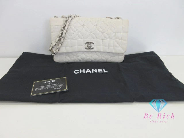 シャネル CHANEL チェーン ショルダーバッグ A30051ラム スキン ホワイト 白 シルバー 金具 フラワー ステッチ ココマーク CC ロゴ 鞄 【中古】【送料無料】 bk9728