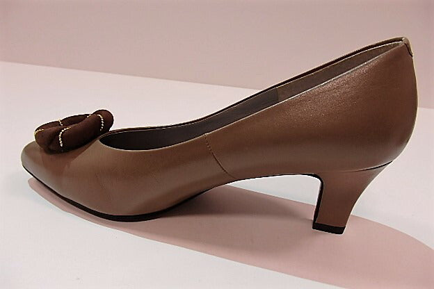 チェスナット CHESTNUT コサージュ パンプス 23cm ベージュ ブラウン 茶 ヒール ファッション レディース シューズ 靴 婦人 【中古】【送料無料】h1736