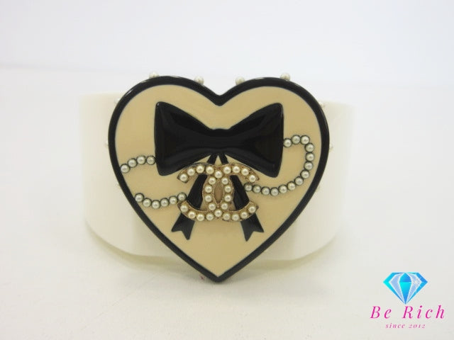 シャネル CHANEL ハート モチーフ リボン フェイク パール ココマーク ロゴ バングル ブレスレット アイボリー 白 ホワイト 黒 ブラック CC ロゴ プラスチック ワイド リストバンド ジュエリー アクセサリー 小物  【中古】【送料無料】 ba3558