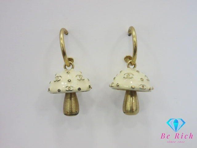 シャネル CHANEL キノコ モチーフ デザイン フック ピアス アイボリー ゴールド GP メッキ エナメル CC ココマーク ロゴ ジュエリー アクセサリー 小物  【中古】【送料無料】 ba3559