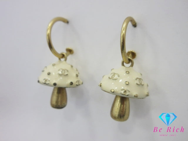 シャネル CHANEL キノコ モチーフ デザイン フック ピアス アイボリー ゴールド GP メッキ エナメル CC ココマーク ロゴ ジュエリー アクセサリー 小物  【中古】【送料無料】 ba3559