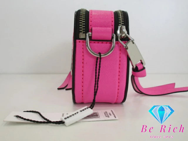 美品 マーク ジェイコブス MARC JACOBS ザ スナップショット ショルダーバッグ M0014503 ブライト ピンク レザー ダブル J ロゴ スモール カメラバッグ ポシェット クロスボディ 斜め掛け 鞄 ほぼ 未使用品 【中古】【送料無料】 bk9461