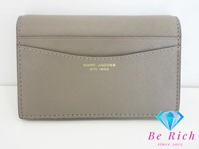 マークジェイコブス MARC JACOBS 二つ折り財布 S174L03FA22 ザ スリム 84 スモール バイフォールド ウォレット セメント グレー ゴート レザー ロゴ 二つ折り財布 コンパクト ミニ   【中古】【送料無料】 bs3441