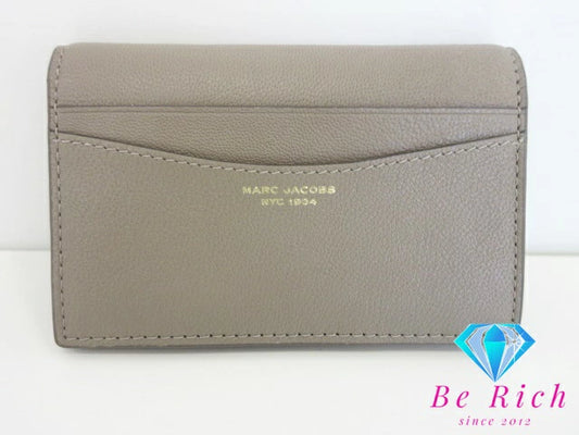 マークジェイコブス MARC JACOBS 二つ折り財布 S174L03FA22 ザ スリム 84 スモール バイフォールド ウォレット セメント グレー ゴート レザー ロゴ 二つ折り財布 コンパクト ミニ   【中古】【送料無料】 bs3441