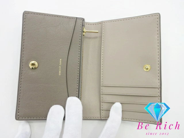 マークジェイコブス MARC JACOBS 二つ折り財布 S174L03FA22 ザ スリム 84 スモール バイフォールド ウォレット セメント グレー ゴート レザー ロゴ 二つ折り財布 コンパクト ミニ   【中古】【送料無料】 bs3441
