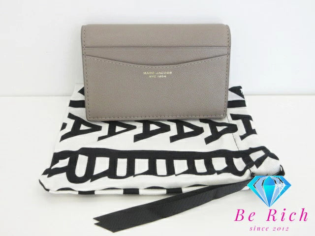 マークジェイコブス MARC JACOBS 二つ折り財布 S174L03FA22 ザ スリム 84 スモール バイフォールド ウォレット セメント グレー ゴート レザー ロゴ 二つ折り財布 コンパクト ミニ   【中古】【送料無料】 bs3441