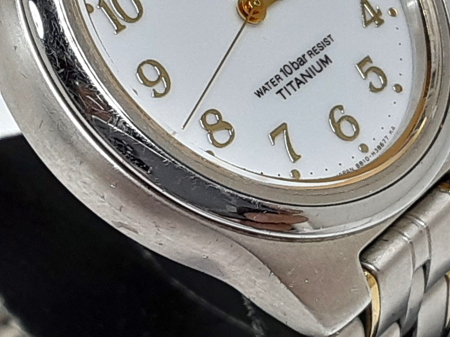 シチズン CITIZEN エコ ドライブ メンズ 腕時計 デイト B810-H22757 白 ホワイト シルバー ゴールド チタニウム チタン アナログ ソーラー クォーツ QZ ウォッチ 【中古】【送料無料】 ht5362