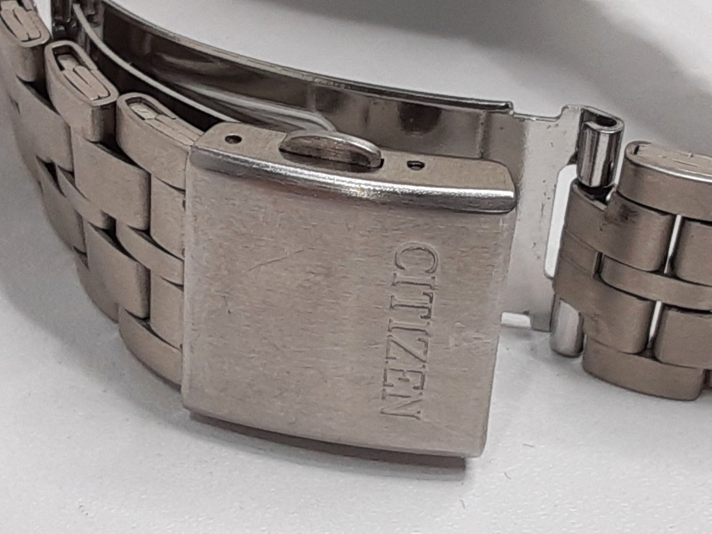 シチズン CITIZEN エコ ドライブ メンズ 腕時計 デイト B810-H22757 白 ホワイト シルバー ゴールド チタニウム チタン アナログ ソーラー クォーツ QZ ウォッチ 【中古】【送料無料】 ht5362