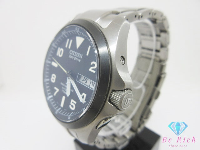 美品 シチズン CITIZEN プロマスター ランド エコ ドライブ 電波時計 PMD56-2952 メンズ 腕時計 デイデイト 黒 ブラック シルバー チタン ソーラー アナログ クォーツ QZ ウォッチ PROMASTER LAND Eco-Drive 【中古】【送料無料】 ht6778