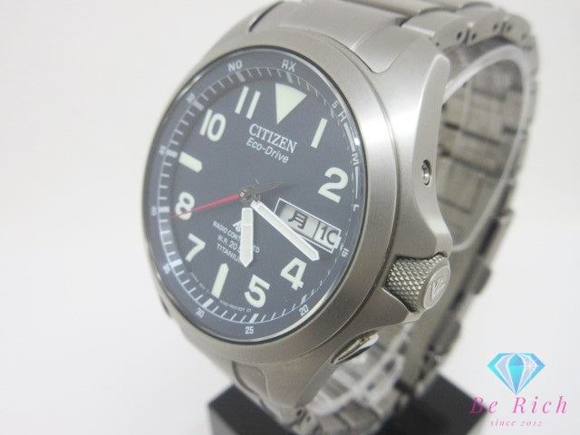 美品 シチズン CITIZEN プロマスター ランド エコ ドライブ 電波時計 AT6080-53L メンズ 腕時計 デイデイト 紺 ネイビー シルバー チタン ソーラー アナログ クォーツ QZ ウォッチ PROMASTER LAND Eco-Drive 【中古】【送料無料】 ht6779