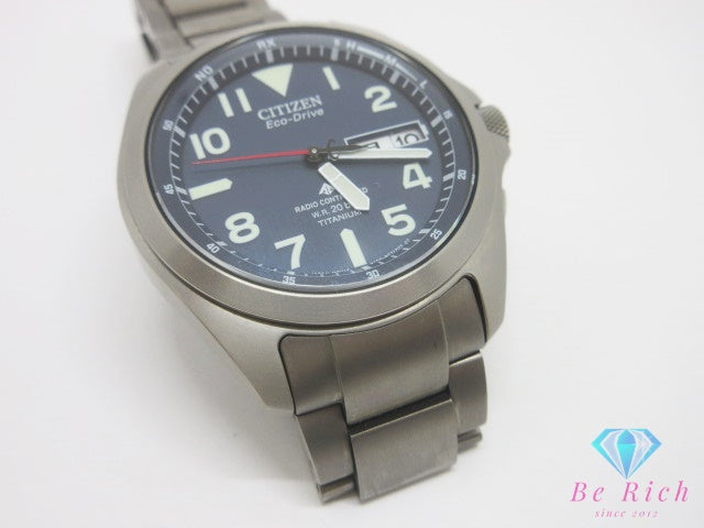 美品 シチズン CITIZEN プロマスター ランド エコ ドライブ 電波時計 AT6080-53L メンズ 腕時計 デイデイト 紺 ネイビー シルバー チタン ソーラー アナログ クォーツ QZ ウォッチ PROMASTER LAND Eco-Drive 【中古】【送料無料】 ht6779